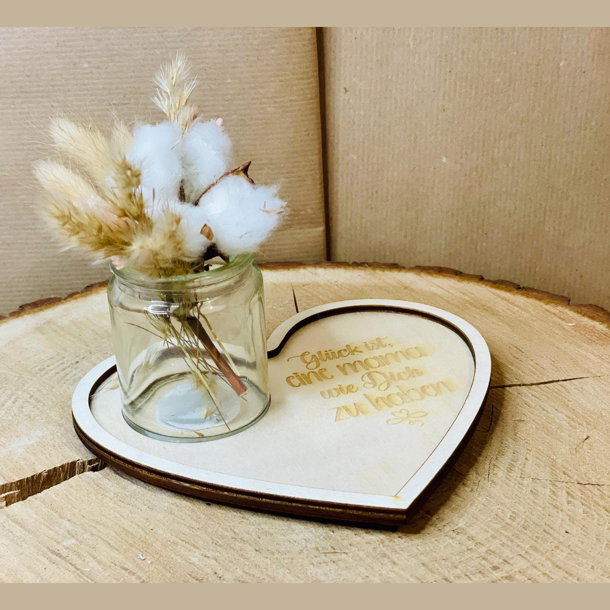 Herzständer zum Muttertag – „Glück ist, eine Mama wie dich zu haben“ mit Trockenblumen oder Kerze im geriffelten Glas Aufsteller Das Glückswerk