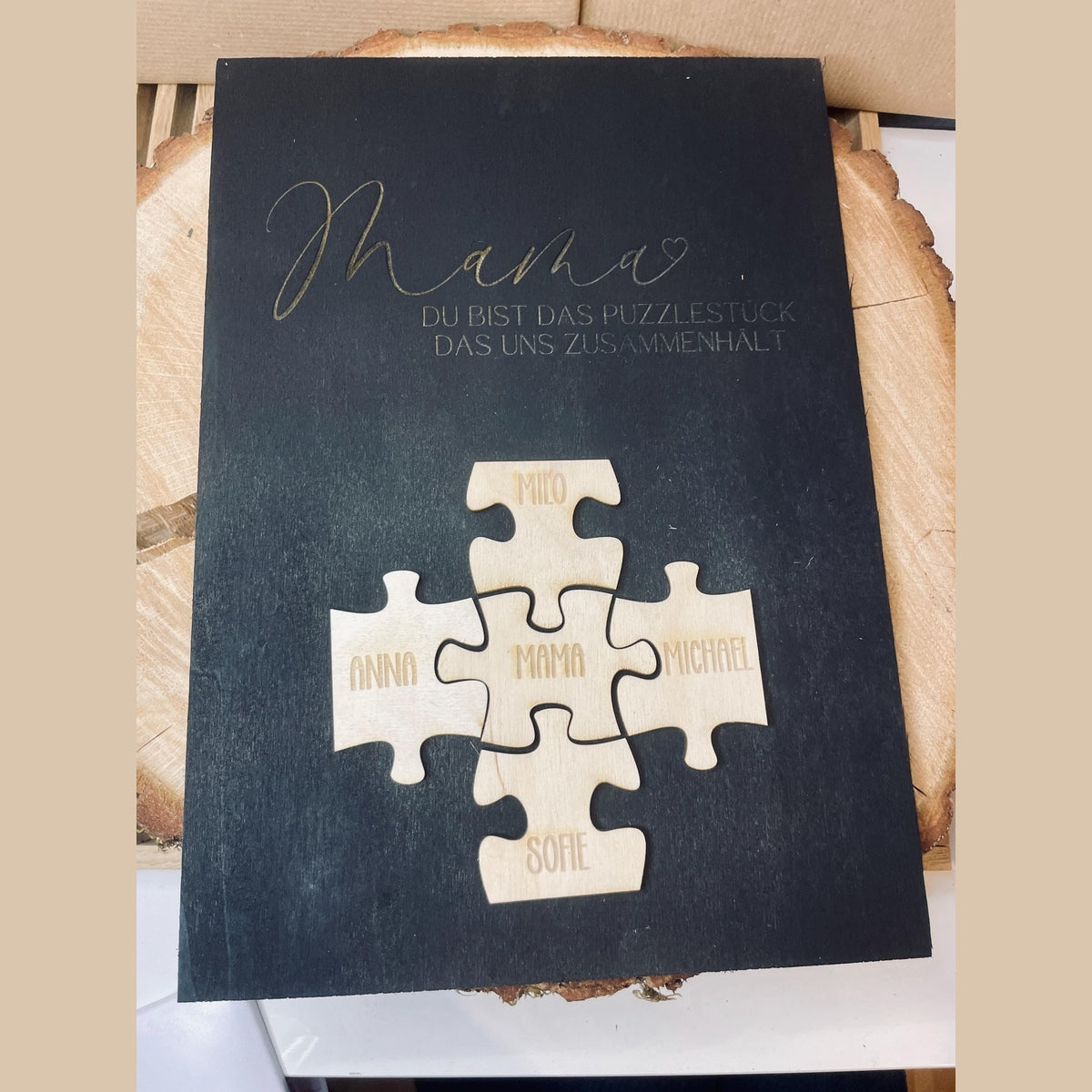 Puzzle für Mama zum Muttertag – „Du bist das Puzzlestück, das uns zusammenhält“ mit personalisierten Holzpuzzleteilen Bild Das Glückswerk
