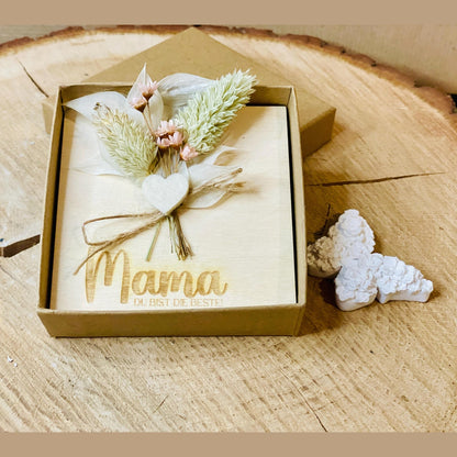 Geschenkset: Glückwunschkarte in Kraftpapierbox „Mama, du bist die Beste“ mit Trockenblumen – Überrasche deine Mama! Karte Das Glückswerk