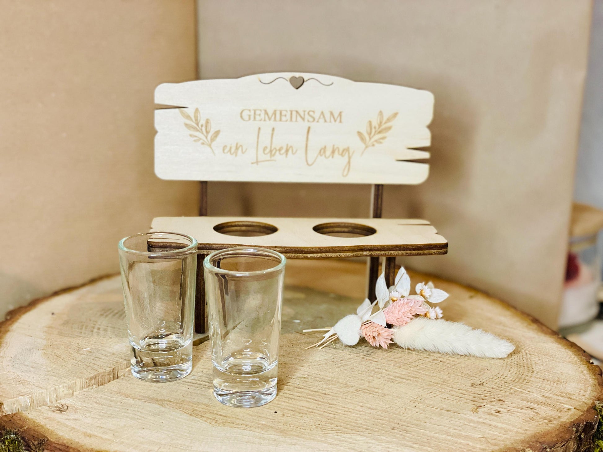 Holzbank Hochzeit Paargeschenk, Gravur Hand in Hand ein Leben lang, mit Schnapsgläsern, DasGlueckswerk, Dekoration, Figurines & Knick Knacks, holz, Glas