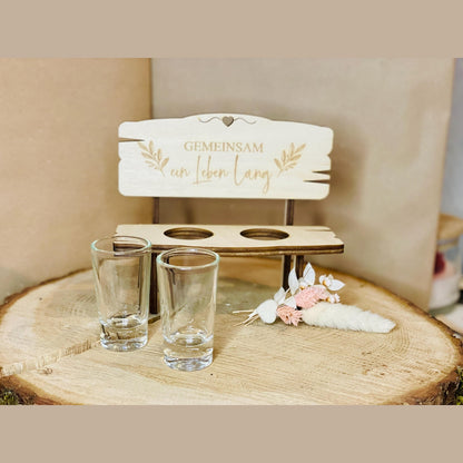 Holzbank mit 2 Schnapsgläsern und Personalisierter Gravur GEMEINSAM ein Leben lang als Hochzeitsgeschenk paargeschenk Schnapsbank Das Glückswerk
