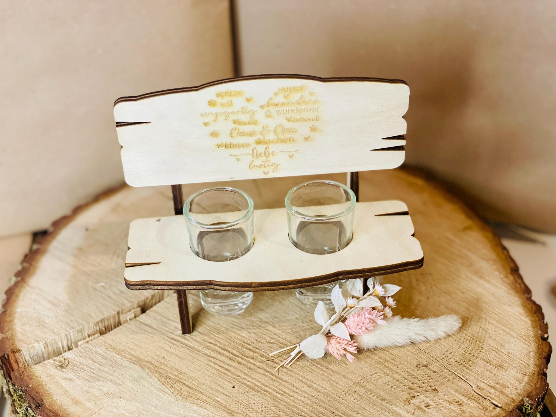 Holzbank Herzgravur Wortwolke, personalisiert für Mama Papa Oma Opa, Familiengeschenk, DasGlueckswerk, Dekoration, Figurines & Knick Knacks, holz, Glas