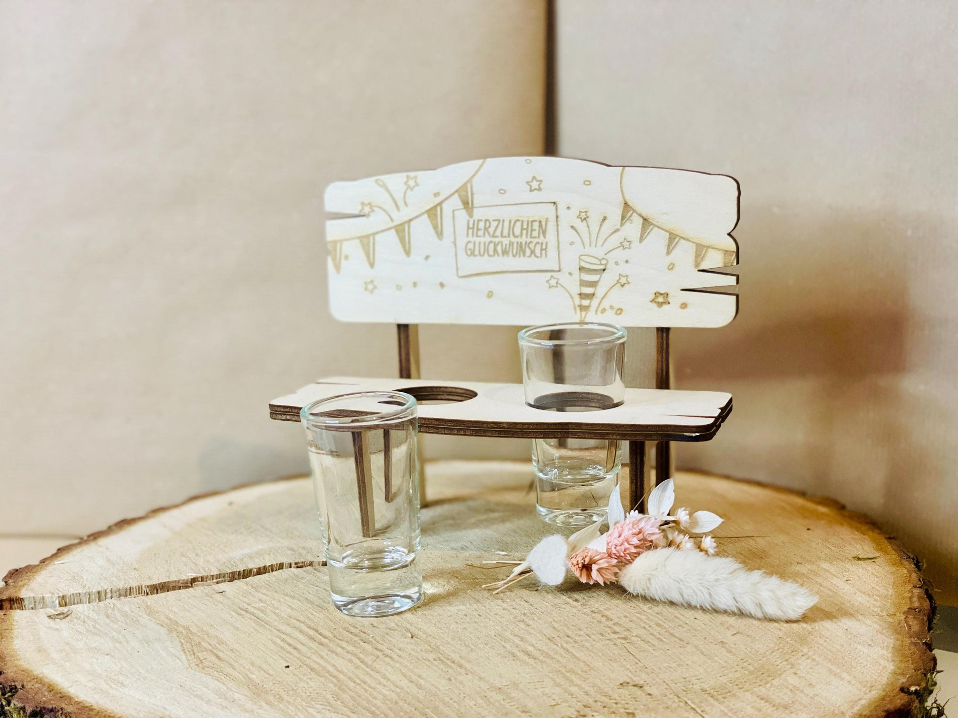 Handgemachte Holzbank mit Gravur - „Herzlichen Glückwunsch“ – Konfetti, Girlande & 2 Schnapsgläser – Personalisierbar – Geburtstagsgeschenk, DasGlueckswerk, Dekoration, Figurines & Knick Knacks, holz, Glas