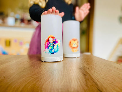 Kabellose Kinderzimmerlampe mit Meerjungfrau-Print wird berührt