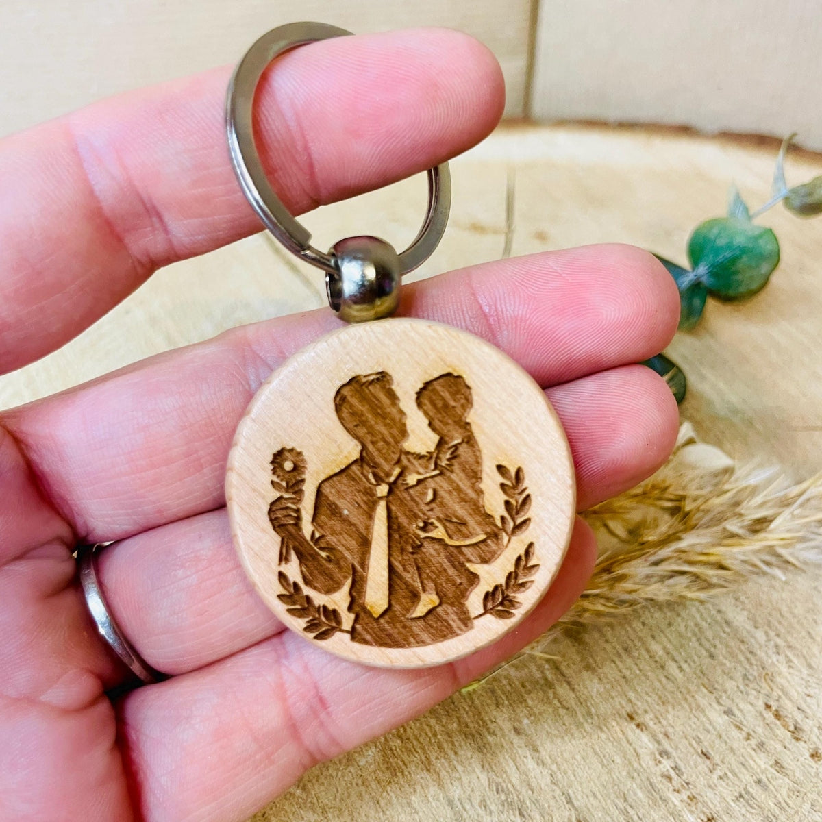 Runder Holz-Schlüsselanhänger mit Papa-Sohn/Tochter Gravur – Perfektes Vatertagsgeschenk für Papa Schlüsselanhänger Das Glückswerk