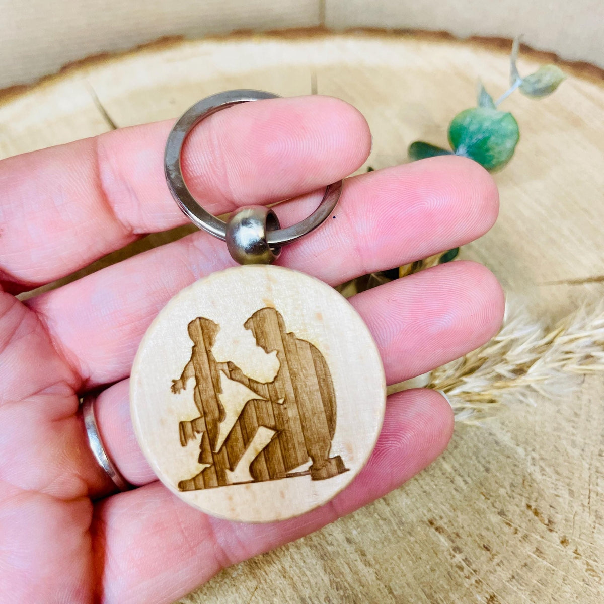 Runder Holz-Schlüsselanhänger mit Papa-Sohn/Tochter Gravur – Perfektes Vatertagsgeschenk für Papa Schlüsselanhänger Das Glückswerk