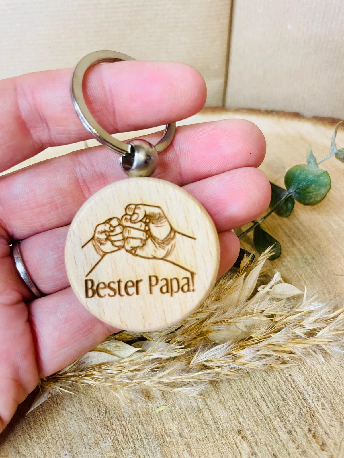 Vatertagsgeschenk für Papa     Persönliches Geschenk mit Gravur     Schlüsselanhänger aus Holz     Geschenk für Papa, der coole Sprüche mag     Erinnerung an die besondere Vater-Kind-Bindung  Keywords: Schlüsselanhänger Holz, personalisierte Gravur, Bester Papa, Faustgruß, Vatertagsgeschenk, Holzschlüsselanhänger, Geschenk für Papa, Vater-Kind-Botschaft, personalisiertes Geschenk