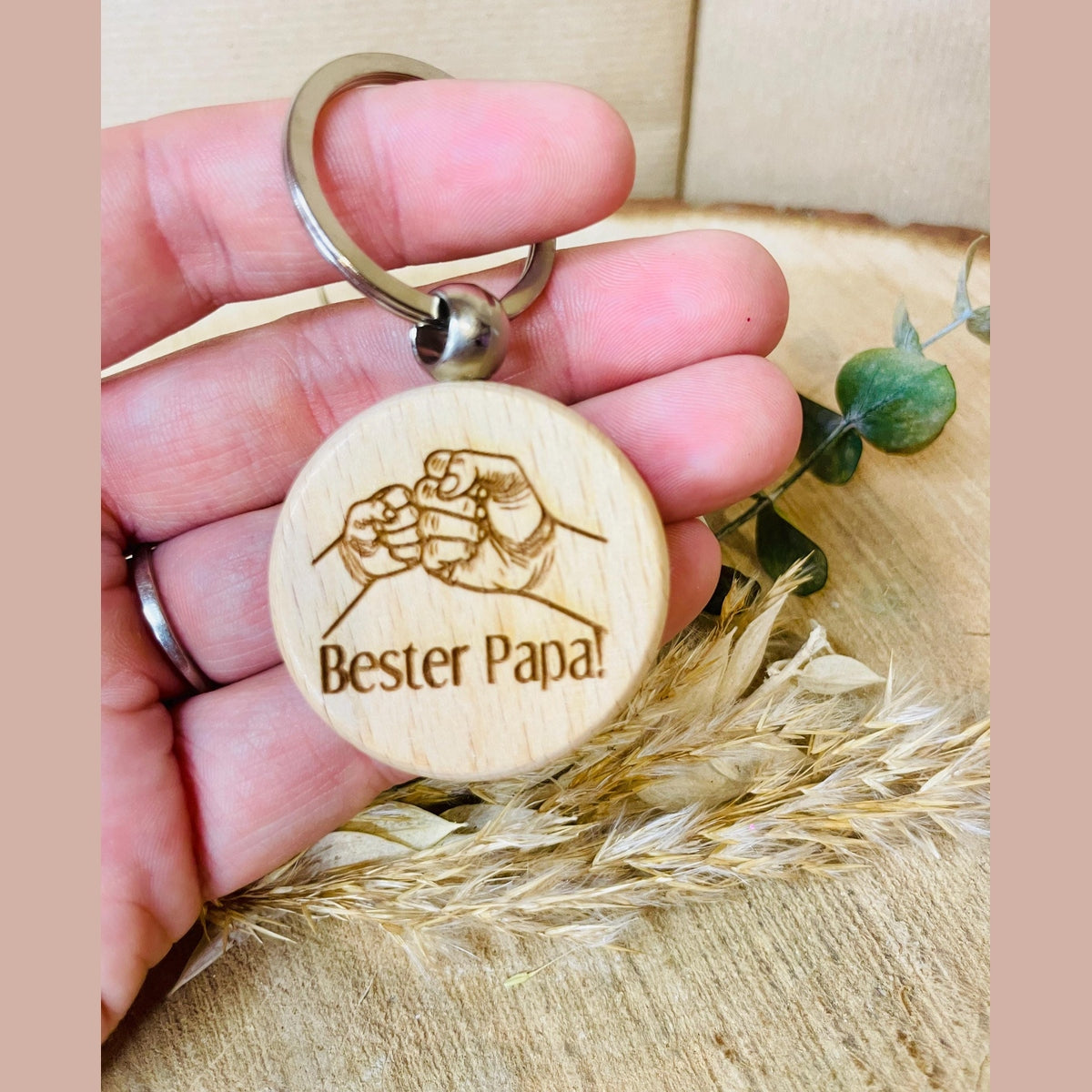 Runder Holz-Schlüsselanhänger mit „Bester Papa“ und Faustgruß Gravur – Das perfekte Vatertagsgeschenk für Papa Schlüsselanhänger Das Glückswerk