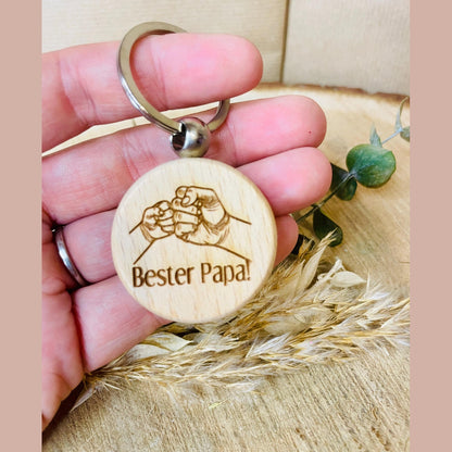 Runder Holz-Schlüsselanhänger mit „Bester Papa“ und Faustgruß Gravur – Das perfekte Vatertagsgeschenk für Papa Schlüsselanhänger Das Glückswerk