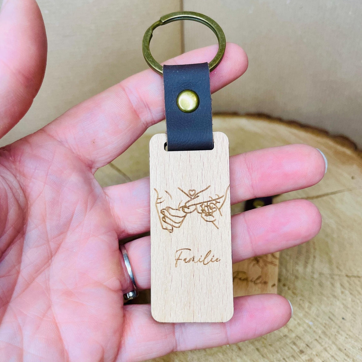 Eckiger Holz-Schlüsselanhänger mit Paar- und Familiengravur – Das perfekte Geschenk für Paare, Familien und Freunde Schlüsselanhänger Das Glückswerk