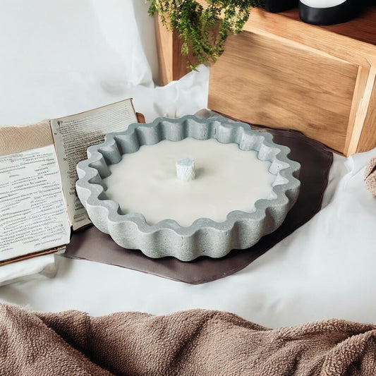Betonkerze - edele Kerze in Blütenform im Geschenkkarton als Outdoor-Kerze oder Indoor Kerze mit Dauerdocht als Osterkerze Betonkerze Das Glückswerk