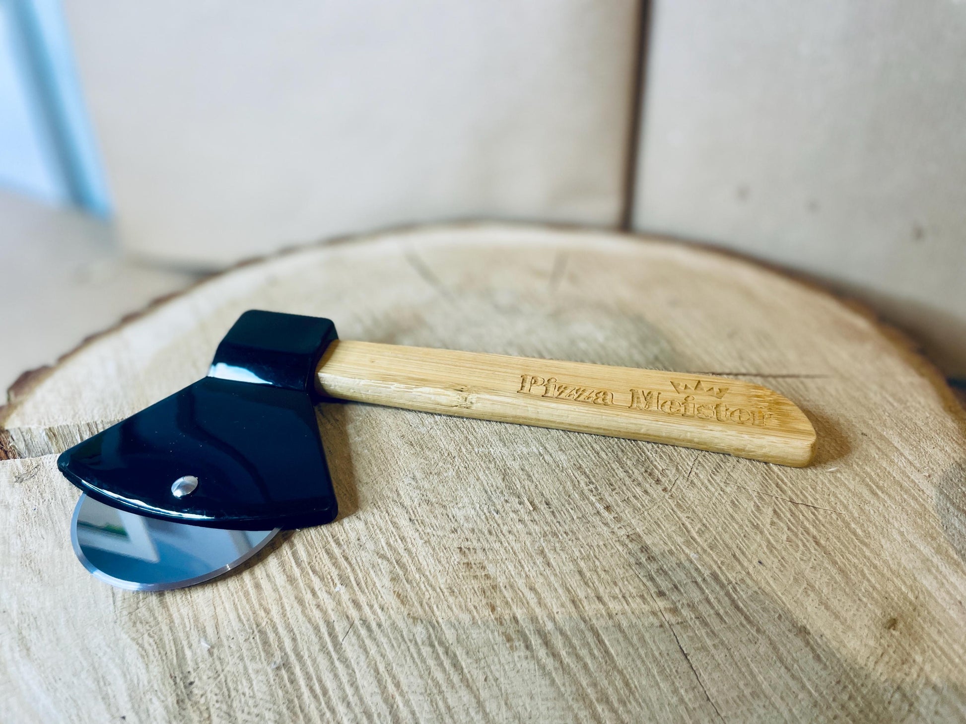 Pizzabeil Deko personalisiert mit Gravur, Pizzaschneider Axtform aus Edelstahl und Holz, Geschenk für Papa, DasGlueckswerk, Geburtstag, Cooking Utensils & Gadgets, holz, edelstahl, plastik