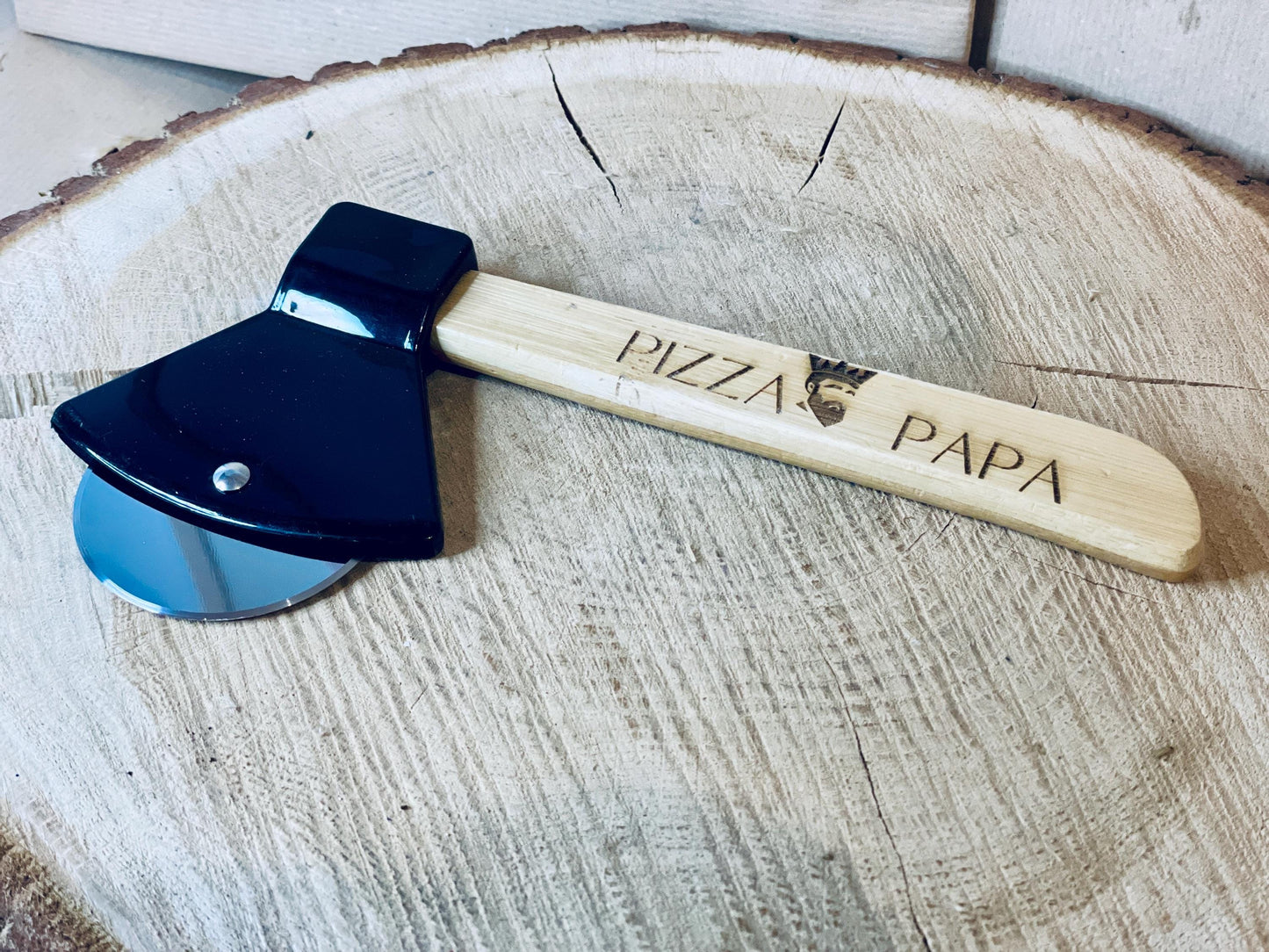 Pizzabeil Deko personalisiert mit Gravur, Pizzaschneider Axtform aus Edelstahl und Holz, Geschenk für Papa, DasGlueckswerk, Geburtstag, Cooking Utensils & Gadgets, holz, edelstahl, plastik
