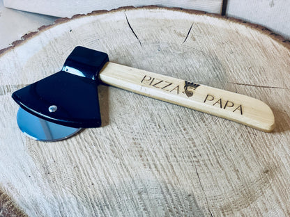 Pizzabeil Deko personalisiert mit Gravur, Pizzaschneider Axtform aus Edelstahl und Holz, Geschenk für Papa, DasGlueckswerk, Geburtstag, Cooking Utensils & Gadgets, holz, edelstahl, plastik