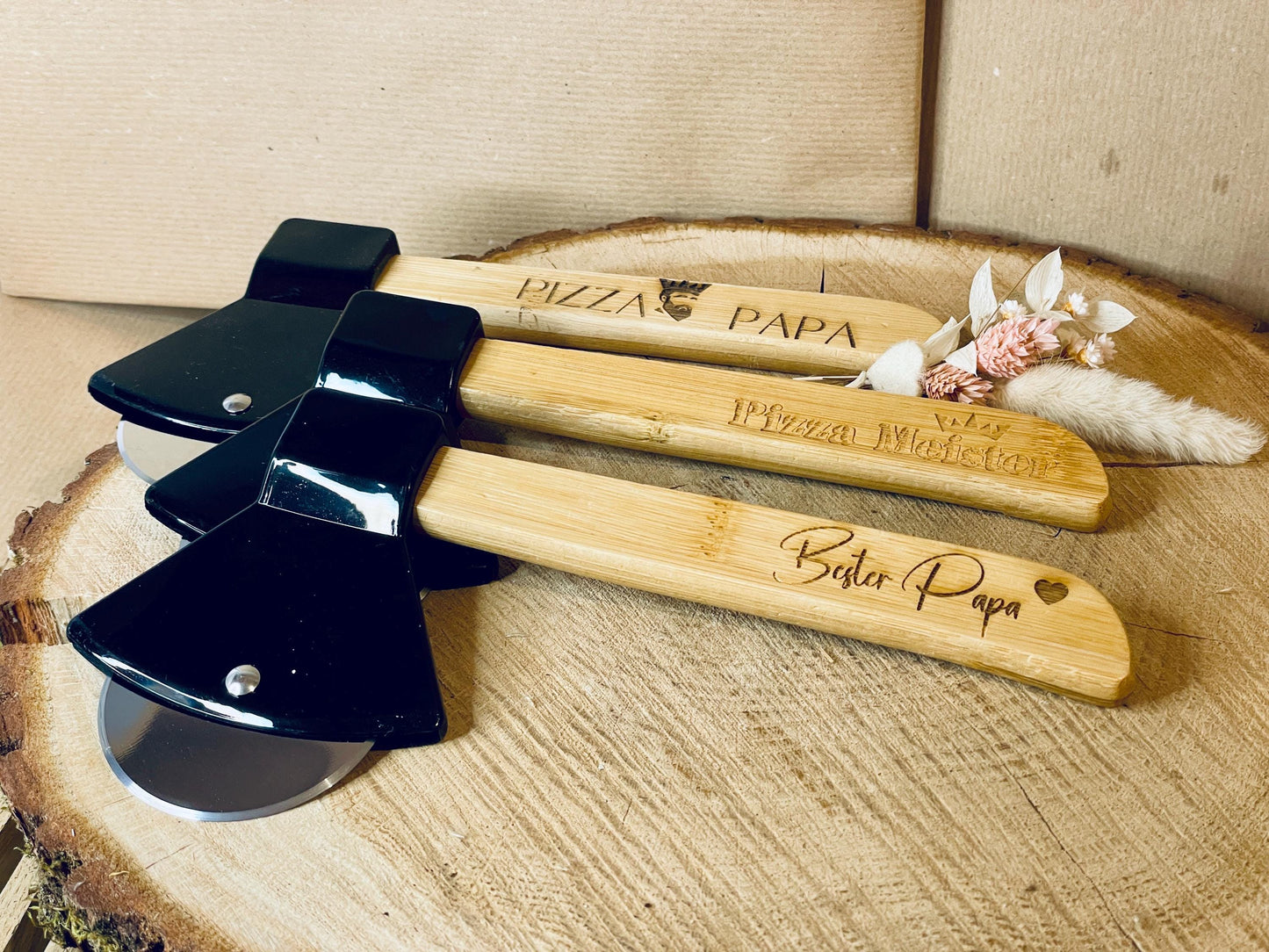 Pizzabeil Deko personalisiert mit Gravur, Pizzaschneider Axtform aus Edelstahl und Holz, Geschenk für Papa, DasGlueckswerk, Geburtstag, Cooking Utensils & Gadgets, holz, edelstahl, plastik