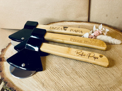 Pizzabeil Deko personalisiert mit Gravur, Pizzaschneider Axtform aus Edelstahl und Holz, Geschenk für Papa, DasGlueckswerk, Geburtstag, Cooking Utensils & Gadgets, holz, edelstahl, plastik