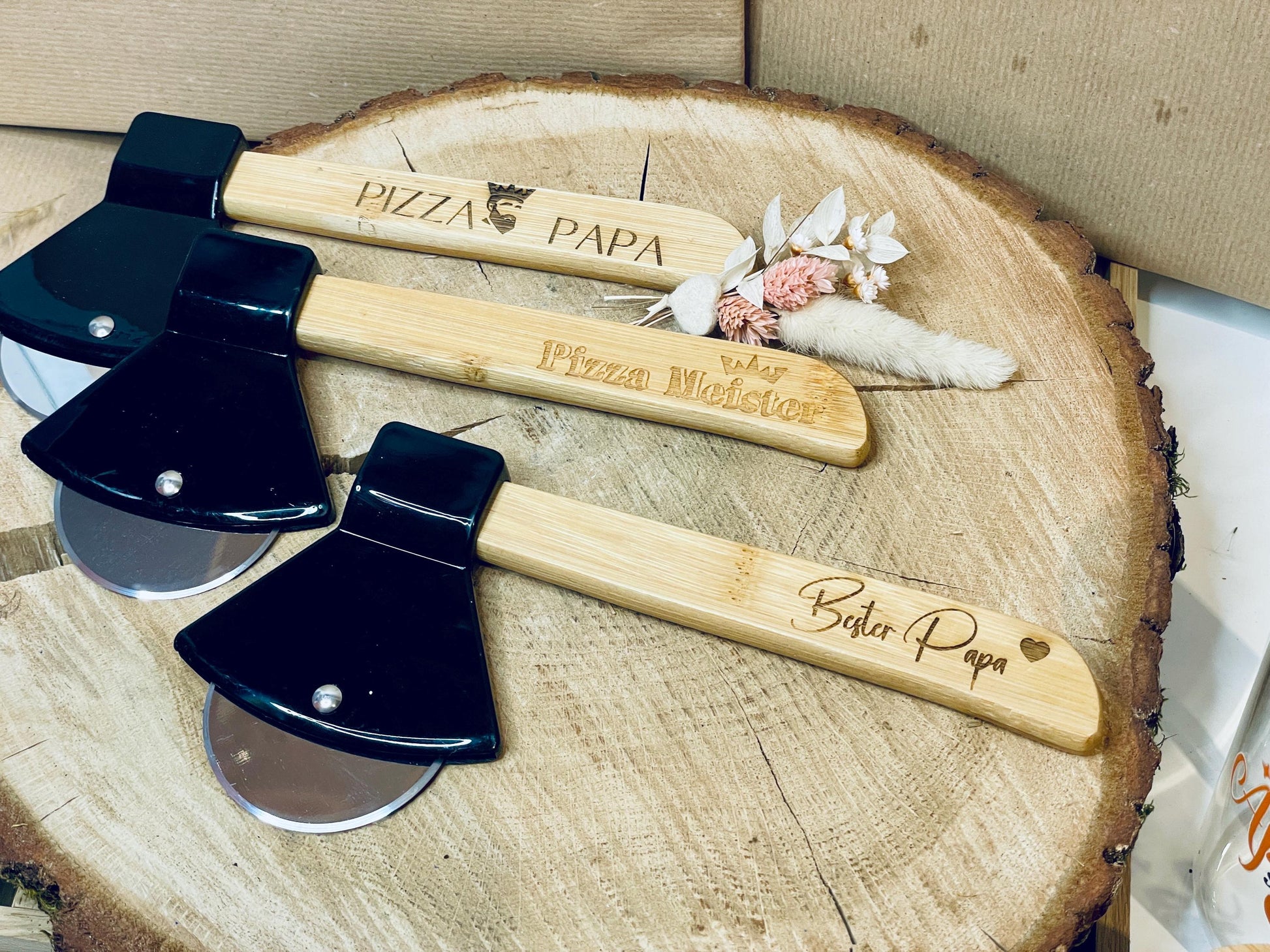 Pizzabeil Deko personalisiert mit Gravur, Pizzaschneider Axtform aus Edelstahl und Holz, Geschenk für Papa, DasGlueckswerk, Geburtstag, Cooking Utensils & Gadgets, holz, edelstahl, plastik