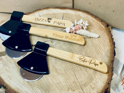 Pizzabeil Deko personalisiert mit Gravur, Pizzaschneider Axtform aus Edelstahl und Holz, Geschenk für Papa, DasGlueckswerk, Geburtstag, Cooking Utensils & Gadgets, holz, edelstahl, plastik