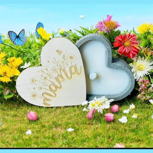 Graue edle Betonkerze Herz handmade mit Gravur „Mama" mit Blumen verzierung floral – Outdoor-Kerze mit Deckel aus Holz und Gravur Betonkerze Das Glückswerk