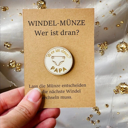 Windelmünze – Gravierte Holzmünze für frischgebackene Eltern Geschenk Geburt Das Glückswerk