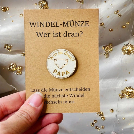 Windelmünze – Gravierte Holzmünze für frischgebackene Eltern Geschenk Geburt Das Glückswerk
