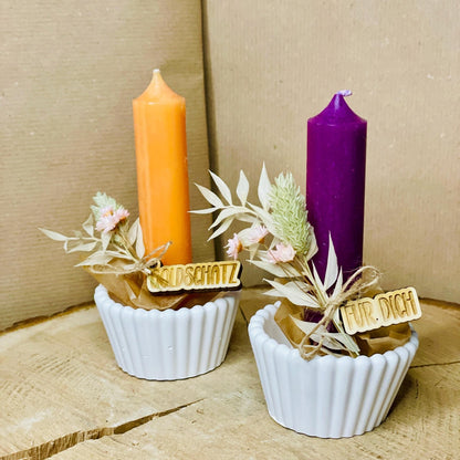 weißer geriffelter Kerzenständer aus raysin mit bunter Kerze und Trockenblumen als Geburtstag geschenk Kerzenständer Das Glückswerk