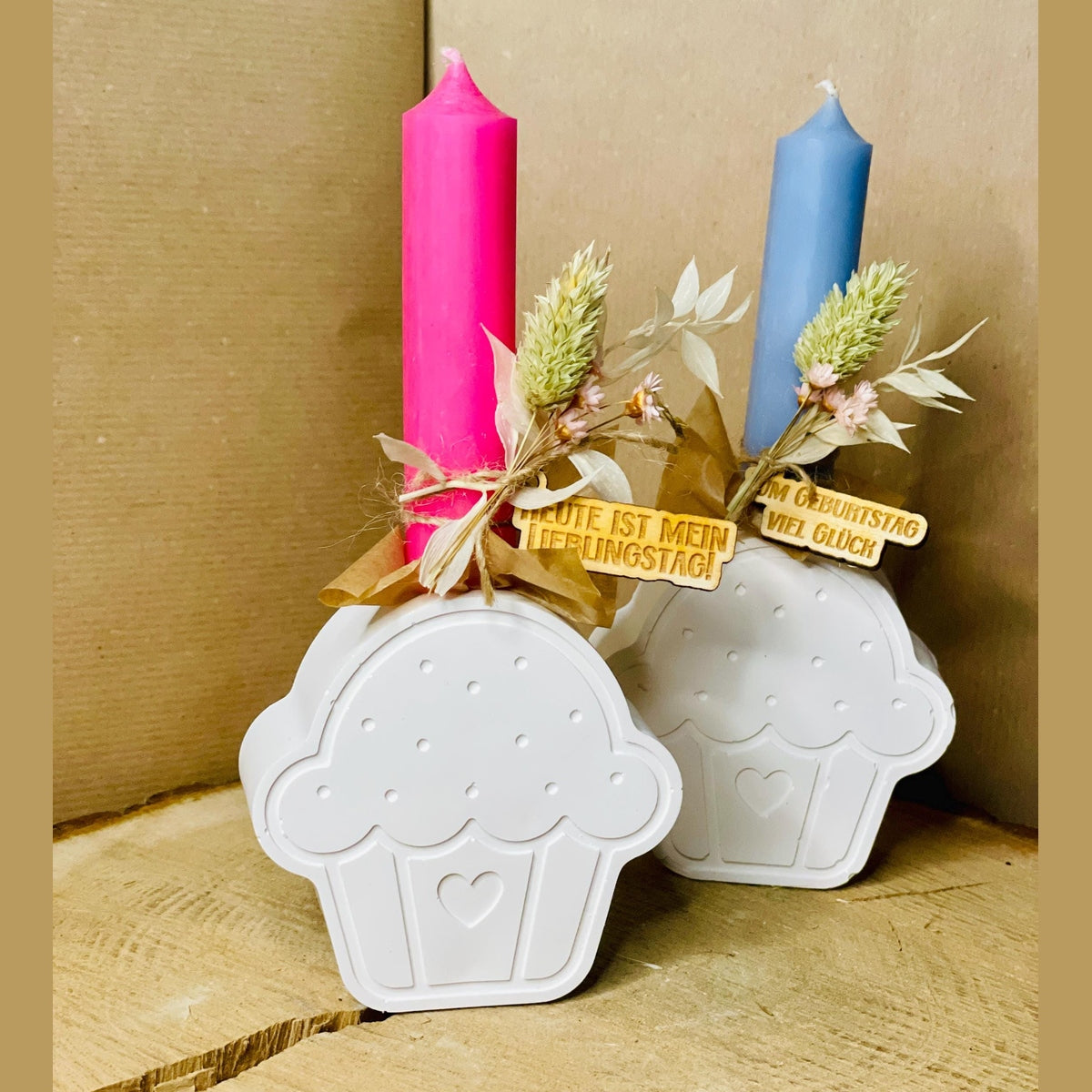 weißes Kuchenstück/ Muffin aus raysin mit bunter Kerze und Trockenblumen zum Geburtstag Kerze Das Glückswerk