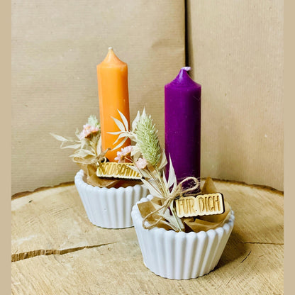 weißer geriffelter Kerzenständer aus raysin mit bunter Kerze und Trockenblumen als Geburtstag geschenk Kerzenständer Das Glückswerk