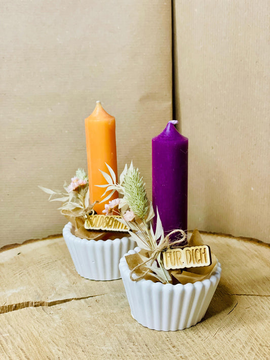 weißer geriffelter Kerzenständer aus raysin mit bunter Kerze und Trockenblumen als Geburtstag geschenk