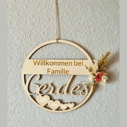 runder Türkranz mit Familiennamen und personalisierten Herzen herzlich willkommen aus Holz Türkranz Das Glückswerk