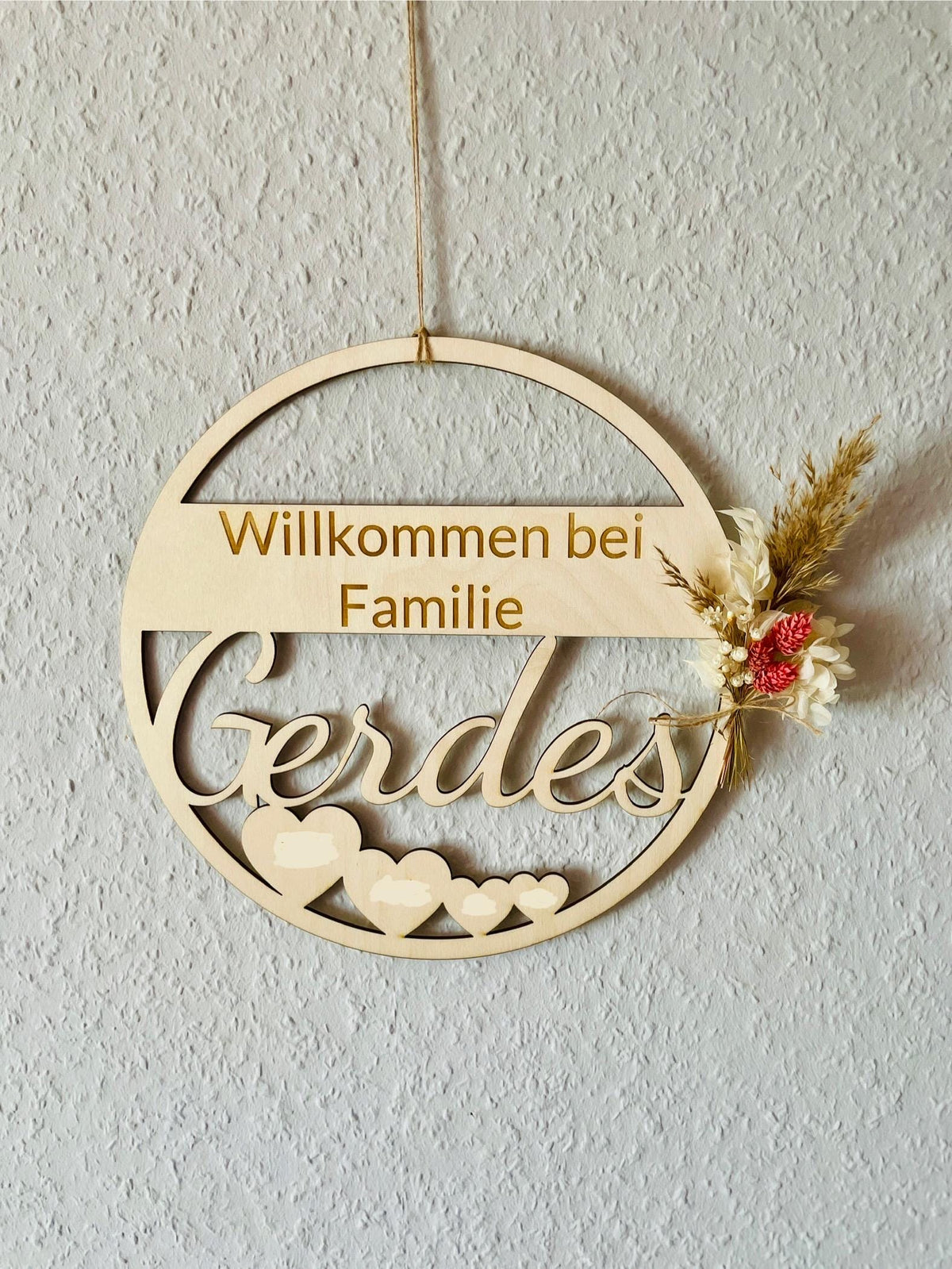 Holz-Türkranz mit Familiennamen, 25 cm rund, Herz-Motive Willkommen-Schild, DasGlueckswerk, Dekoration, Door Hangers, Holz