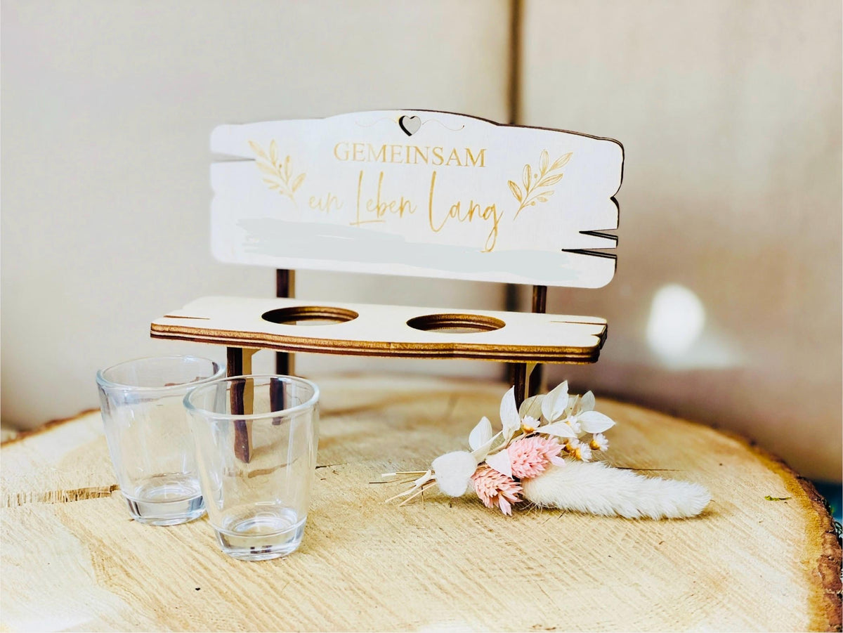 Holzbank Hochzeit Paargeschenk, Gravur Hand in Hand ein Leben lang, mit Schnapsgläsern, DasGlueckswerk, Dekoration, Figurines & Knick Knacks, holz, Glas