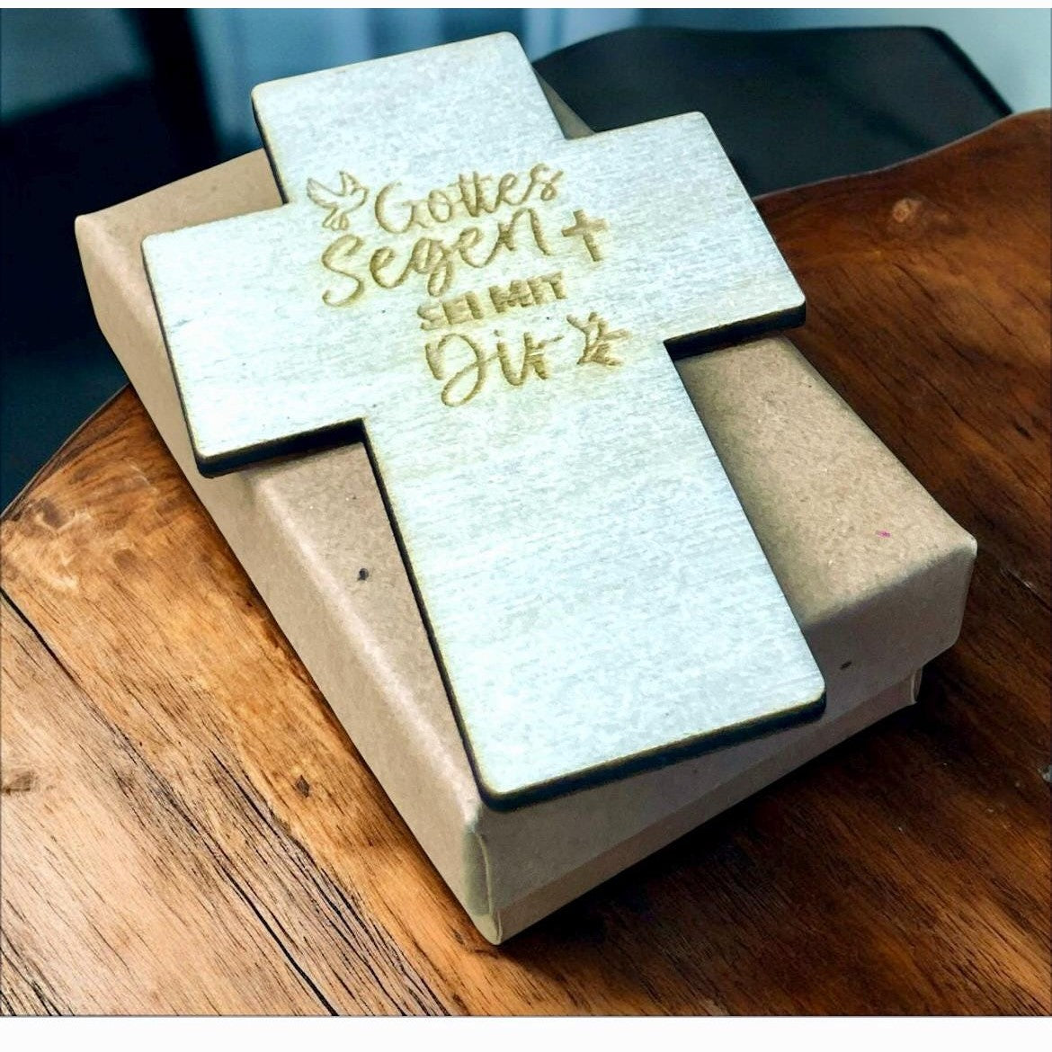 Kreuz mit Gravur „Herzliche Segenswünsche“ – Christliches Geschenk zur Taufe oder Kommunion Kreuz Das Glückswerk