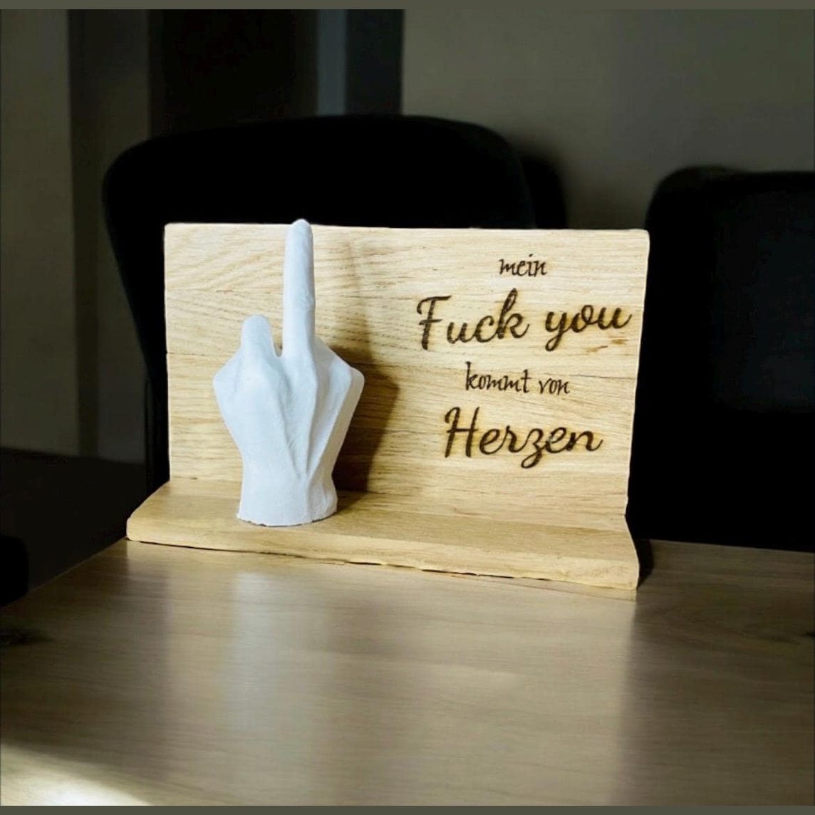 Mittelfinger Stinkefinger Hand mit mein Fuck you kommt von herzen sarkastischer spruch witzige Geschenkidee Aufsteller Das Glückswerk Ja