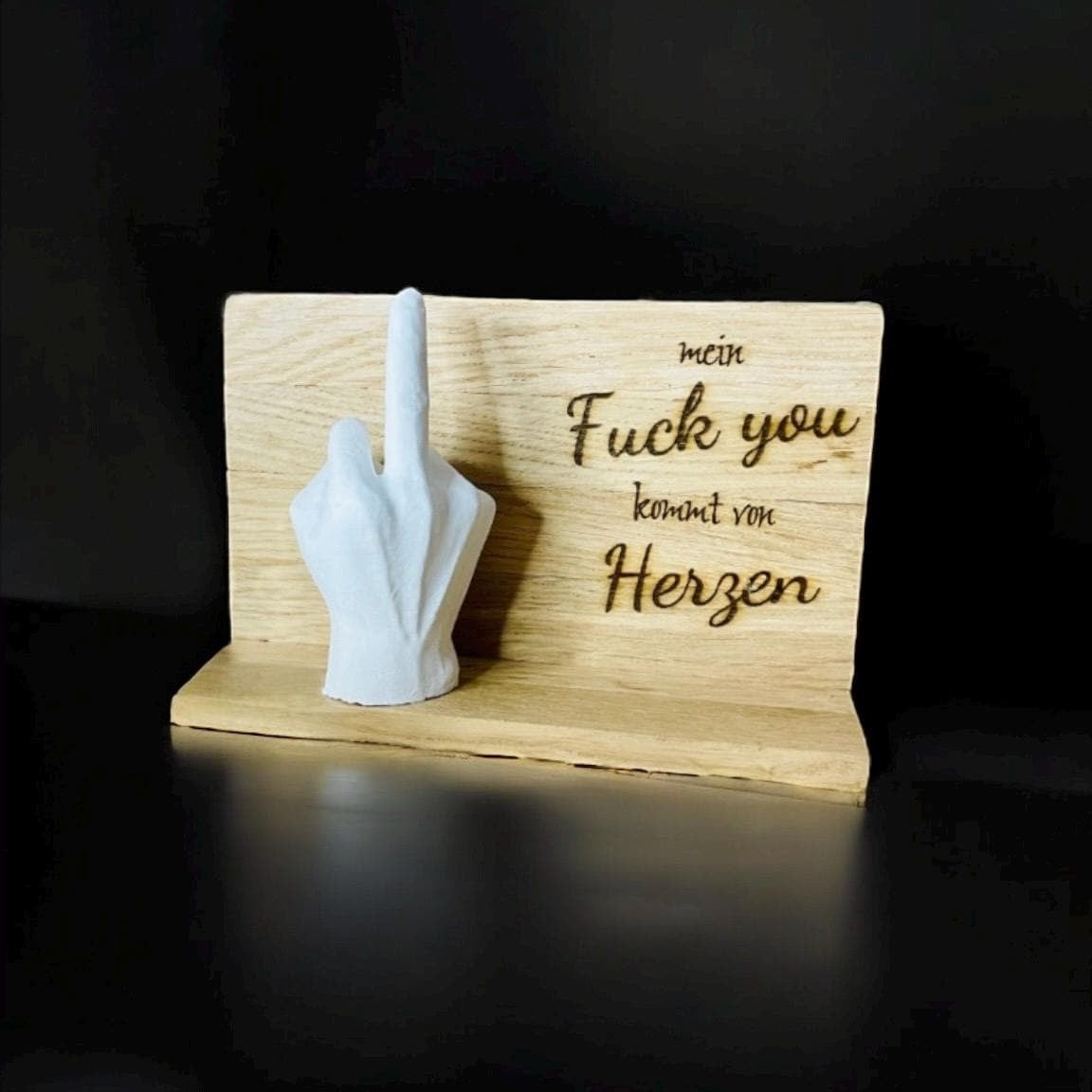 Mittelfinger Stinkefinger Hand mit mein Fuck you kommt von herzen sarkastischer spruch witzige Geschenkidee Aufsteller Das Glückswerk