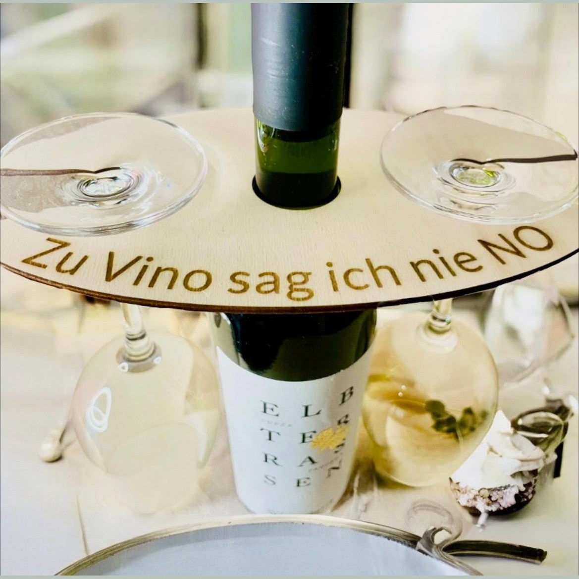 Weintablett mit Gläserträger aus Holz und Wunschgravur Weintablett Das Glückswerk