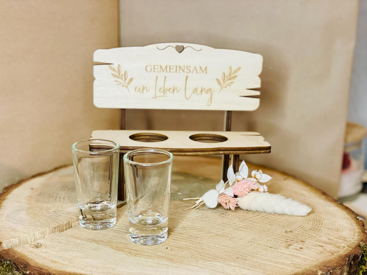 Holzbank Hochzeit Paargeschenk, Gravur Hand in Hand ein Leben lang, mit Schnapsgläsern, DasGlueckswerk, Dekoration, Figurines & Knick Knacks, holz, Glas