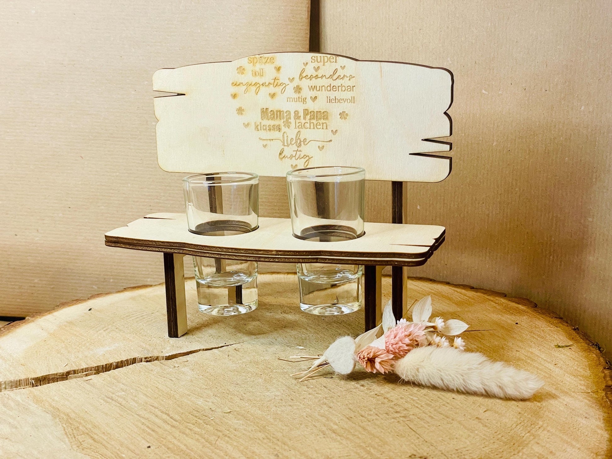 Holzbank Herzgravur Wortwolke, personalisiert für Mama Papa Oma Opa, Familiengeschenk, DasGlueckswerk, Dekoration, Figurines & Knick Knacks, holz, Glas