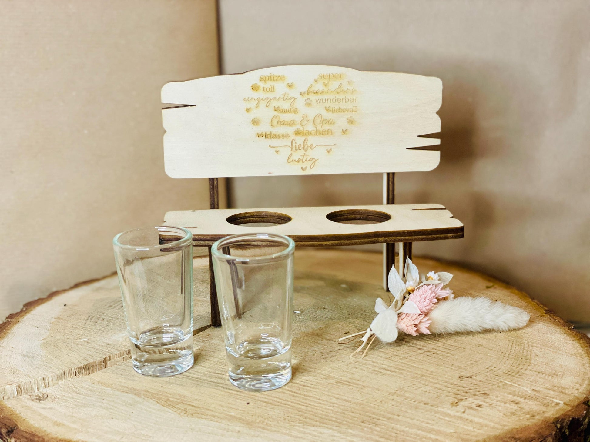 Geschenkidee, liebevolles Geschenk, Familienerinnerung, Holzbank mit Gravur, Schnapsgläser Set, Geschenk für Eltern, Geschenk für Großeltern