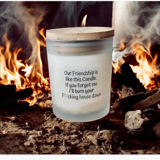 Handgemachte Sojawachs Kerze im Glas mit Holzdeckel und Aufschrift friendship is like this candle Kerze Das Glückswerk