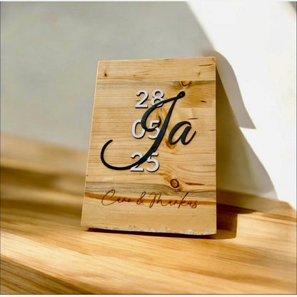 Personalisierte Holzbild mit Namen, Datum und 3D-Buchstaben – Das besondere Hochzeitsgeschenk Schild Das Glückswerk