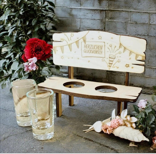 Handgemachte Holzbank mit Gravur - „Herzlichen Glückwunsch“ – Konfetti, Girlande & 2 Schnapsgläser – Personalisierbar – Geburtstagsgeschenk