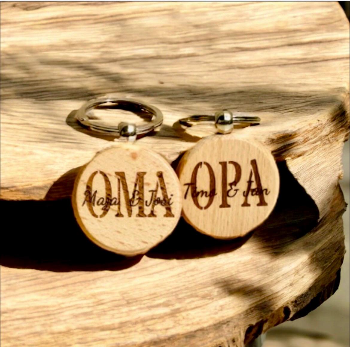 Schlüsselanhänger in Geschenkbox Geschenk Oma Opa Mama Papa Enkel Kinder für den der alles hat, DasGlueckswerk, Schlüsselanhänger, Keychains, Holz, Metall