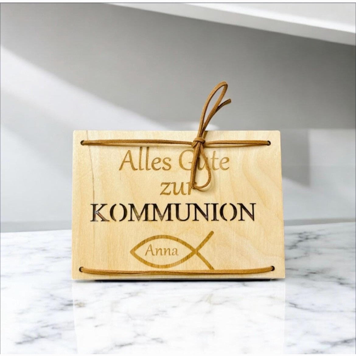 Geschenk Karte Geldgeschenk Kommunion individualisiert Holz Lederband Geschenkkarte Das Glückswerk