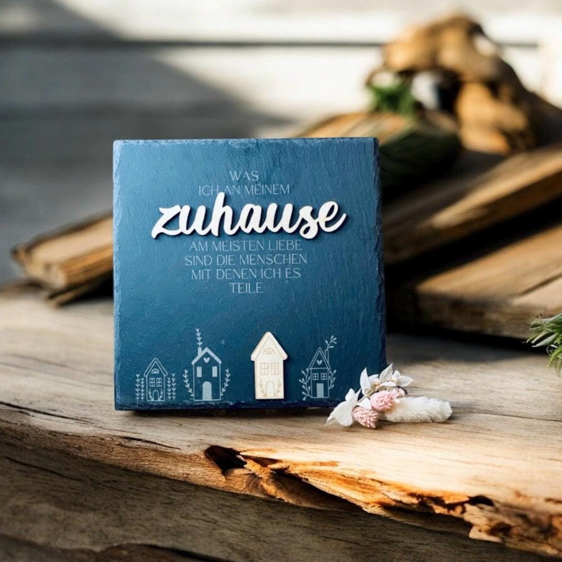 Schiefertafel "Zuhause mit den Menschen, die ich liebe" – Eine liebevolle Tafel aus Schiefer und Holz Schild Das Glückswerk