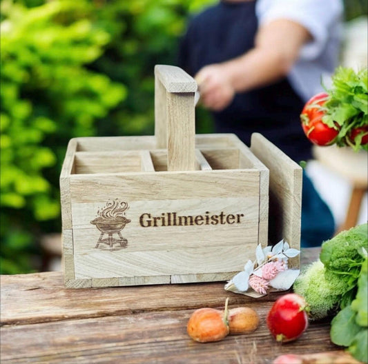 Besteckkorb Holz Grillmeister Gravur, personalisierbar mit Namen, Grillzubehör, DasGlueckswerk, Personalisierte Geschenk, Gift Wrapping, holz