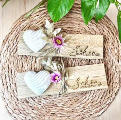 Geschenk set Brettchen mit Gravur „schön dass es dich gibt“ , weißem gemustertem Herz und bunten Trockenblumen Mitbringsel Glückswerk