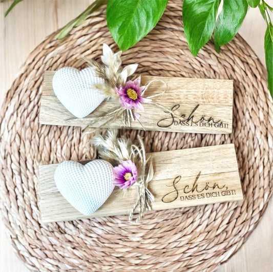 Geschenk set Brettchen mit Gravur „schön dass es dich gibt“ , weißem gemustertem Herz und bunten Trockenblumen Mitbringsel Glückswerk