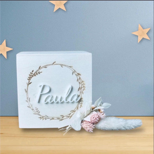 Personalisierte Spardose für Kinder mit  blumenkranz aus Holz und individuellem Namen aus Acrylglas