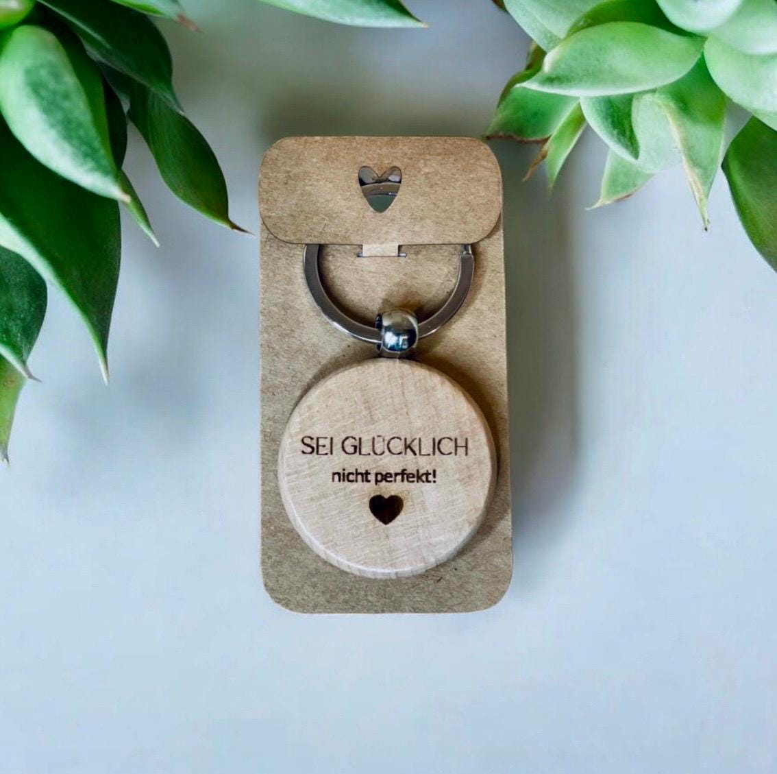 Runder Schlüsselanhänger aus Buche mama papa kumpel in geschenkbox - Glücklich steht dir gut, DasGlueckswerk, Schlüsselanhänger, Keychains, Holz